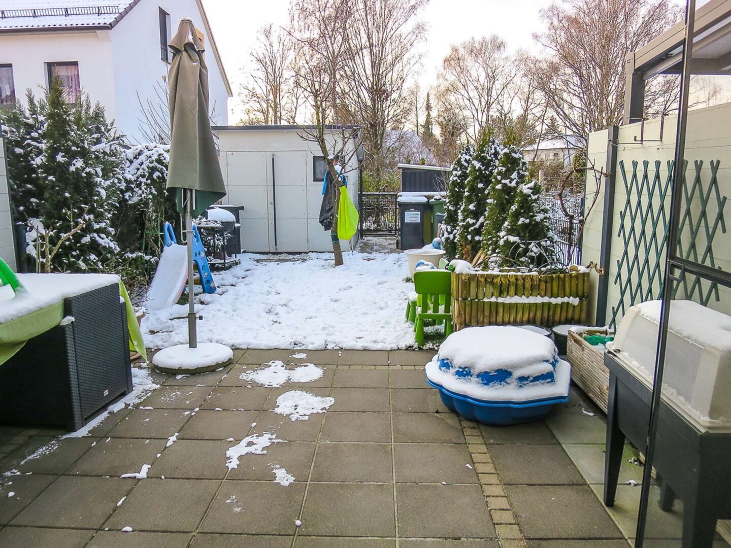Terrasse und eigenwer Garten