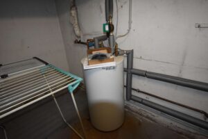 WE links Warmwasserspeicher Dusche