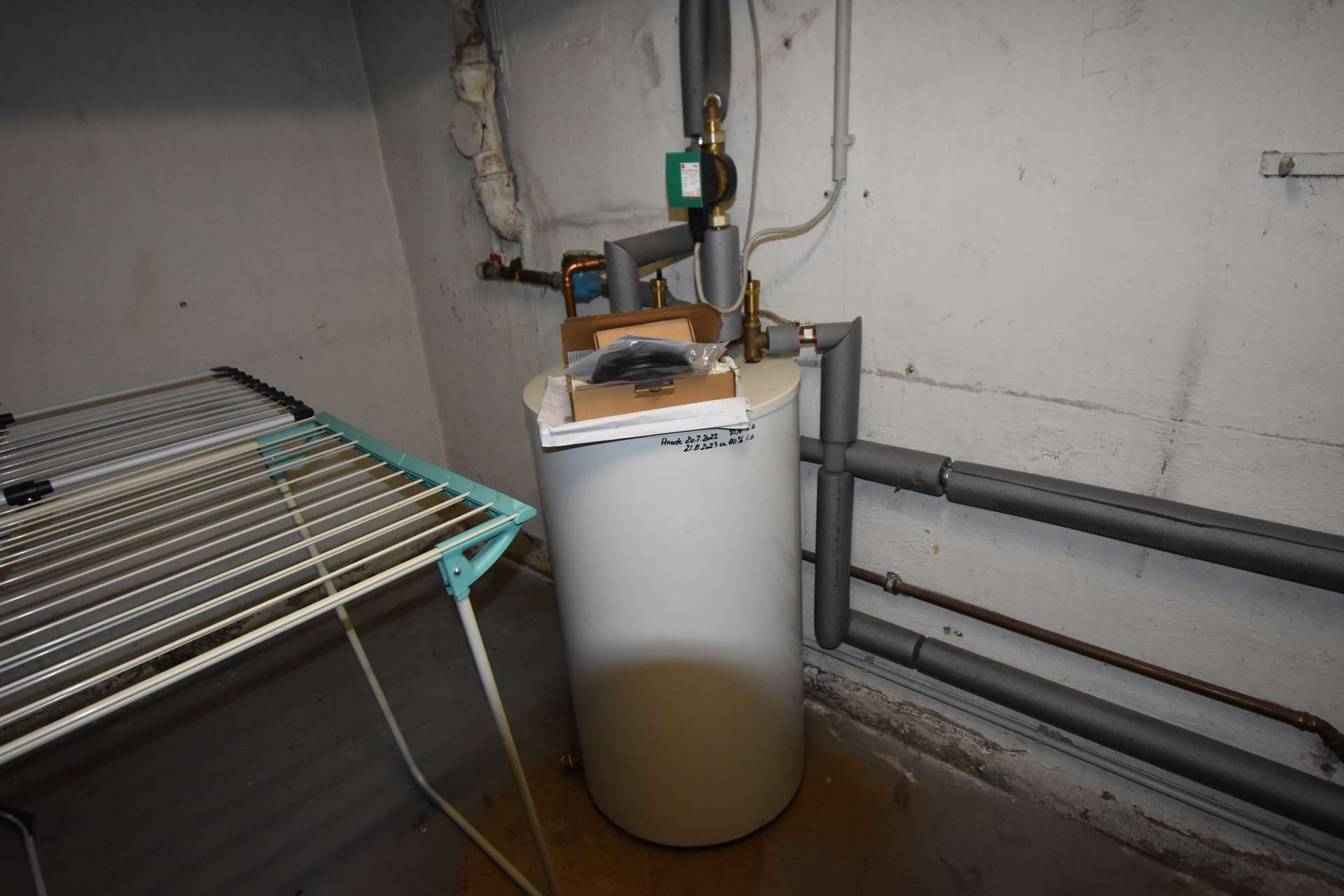 WE links Warmwasserspeicher Dusche