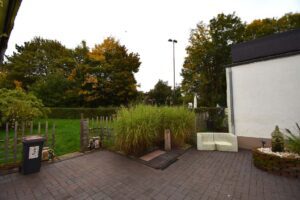 WE links Blick in den Garten