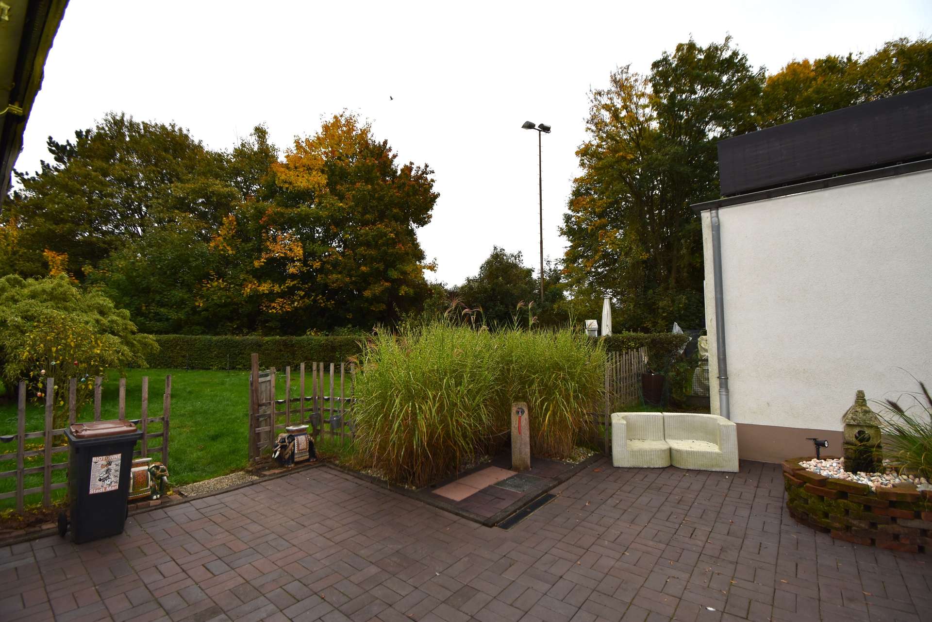 WE links Blick in den Garten