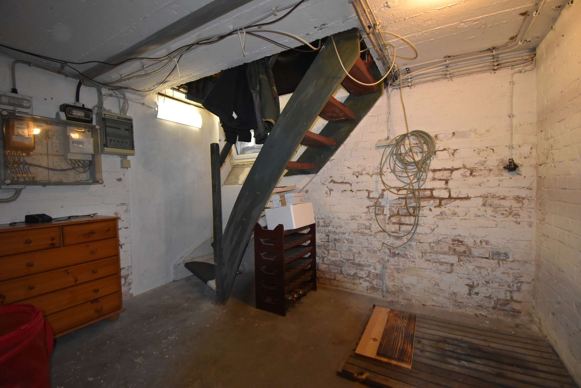 WE links Kellertreppe