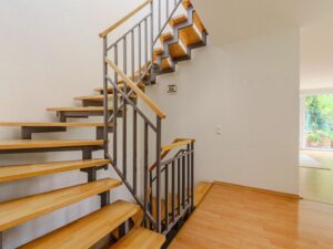 Treppe zum Obergeschoss