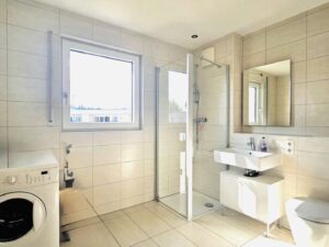 Badezimmer mit Fenster