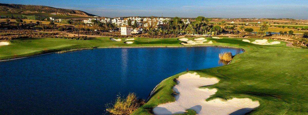 Golfplatz mit See